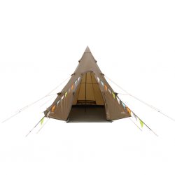 Easy Camp Rands Tipi satt opp og klar – den åpne døren inviterer til et romslig og komfortabelt opphold i naturen.