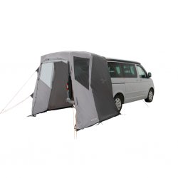 Easy Camp Krossbu – et praktisk biltelt som festes på baksiden av en campervan og gir ekstra beskyttet plass til camping og fril