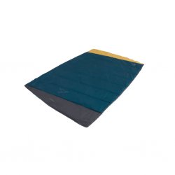 Easy Camp Falcon Blanket Blue er et mykt og behagelig pledd med premium fyll som gir god varme og liten pakningsstørrelse.