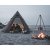 Stemningsfull kveld på Easy Camp Otra Tipi – et varmende bål og naturnære opplevelser skaper den perfekte campingfølelsen.