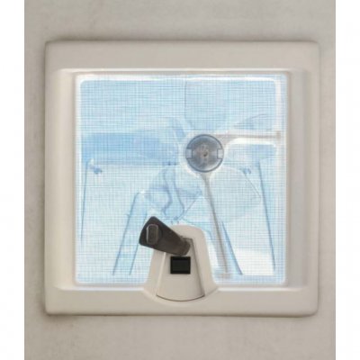 Fläkten styrs enkelt via en brytare vid veven.