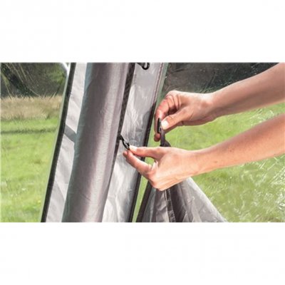 Gardinerna går fästa i tre lägen och skyddar familjetältet mot ljus och insyn.