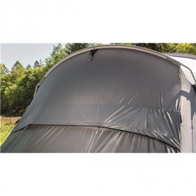 Stor reglerbar ventil bak ger familjetältet Outwell Birdland 5P bra ventilationsmöjligheter.