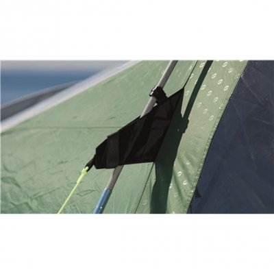 Fästen för tältstänger och linor ger ett mycket stabilt och tåligt tält.