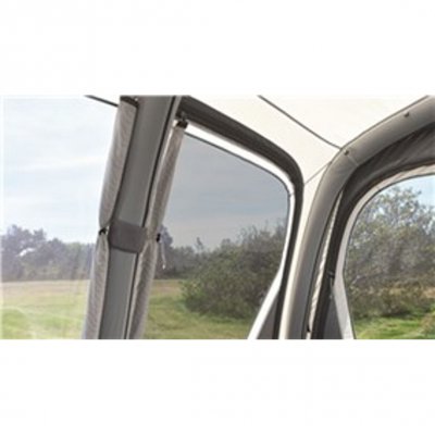 Tonade fönster och gardiner ger förtältet ett bra skydd mot både sol och insyn.