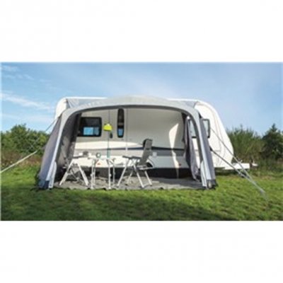 Förtältets front kan öppnas helt för att använda förtältet som en skyddad uteplats.