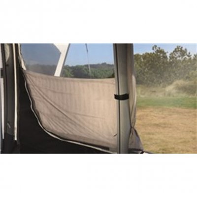 Tonade fönster och gardiner ger bra ljus och begränsar insynen i förtältet.