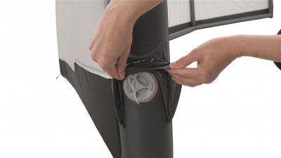 En ventil för att både pumpa och tömma ramen på vindskyddet Outwell Vindskydd Air.