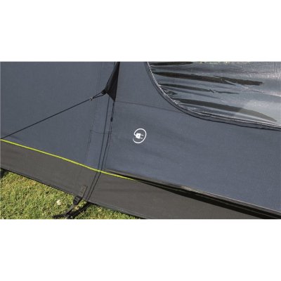 Kabelgenomföring och ventilation vid fönstren på Outwell Hayward Lake 5ATC.