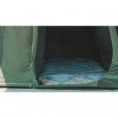 Outwell Yosemite Lake 5TC har en rymligt mörklagd sovkabin med 35% bomull i tyget.