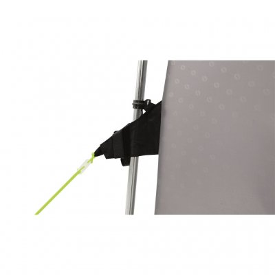 Sterke stenger og fester for tau gjør den stabil mot vind.