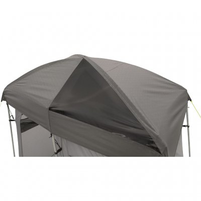 En smart detalj er et takvindu som lar solen varme opp vannet i solcelledusjen.