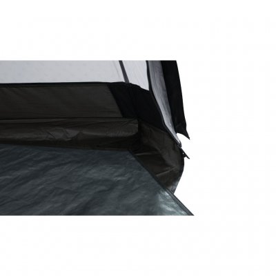 Ett golv med uppvikta kanter skyddar mot regn och smuts.