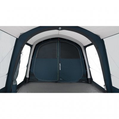 Rymligt allrum och luftkanaler i Outwell Hayward Lake 4ATC familjetält.