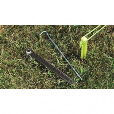 Färgkodade markpinnar gör familjetältet Outwell Avondale 4PA enkelt att montera.