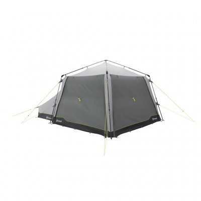 Annexe på en sida och stängda dörrar på de andra.