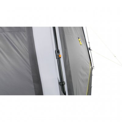 Glasfiberstänger och tältlinor ger bra stabilitet på trädgårdstältet.