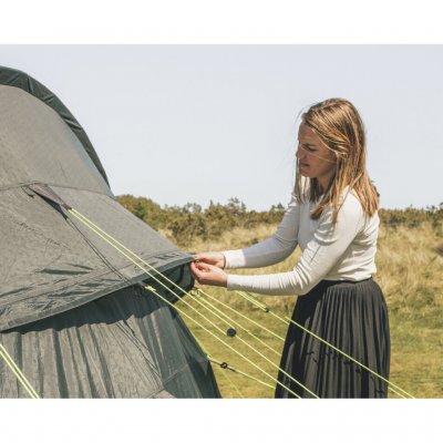 En stor justerbar ventil bak og ventiler foran gir god ventilasjon gjennom teltet.