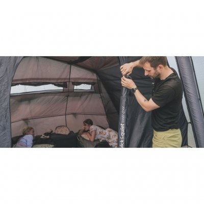 Mørklagt sovekabin og rullegardin for ventilasjon i familieteltet