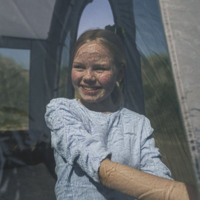 Myggnettdør på teltet gir ekstra ventilasjon.