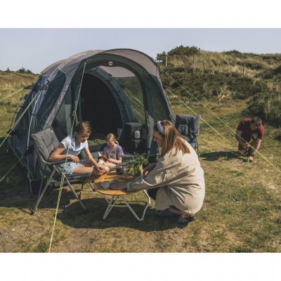 Telt som ser ut som en romslig liten hytte og enkelt har plass til to voksne og to barn