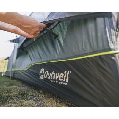 Stor justerbar ventilasjon med myggnetting under ett vindu