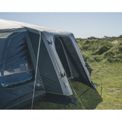 Regnbeskyttet inngang med doble dører og avtagbart gulv gir en perfekt overflate for oppbevaring av sko og lignende utstyr