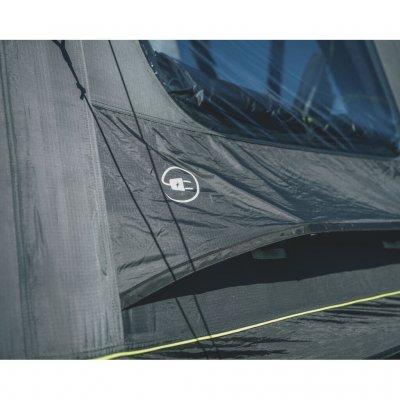 Stor justerbar ventilasjon under vinduet og plass til å trekke strøm inn i teltet