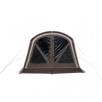 Fronten kan lukkes helt og fine tonede vinduer og myggnettpanel for god lysgjennomgang og ventilasjon.