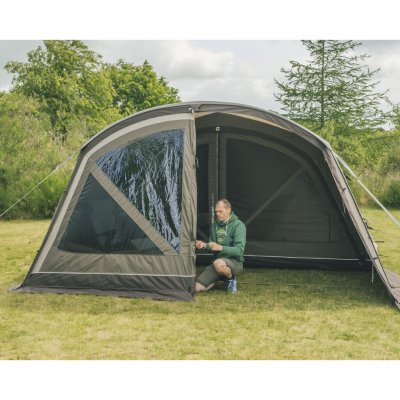 Døren foran på Outwell Charleston 7 Air TC kan åpnes helt eller delvis.