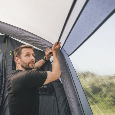 Teleskopiske aluminiumsstenger mellom luftkanalene gir ekstra støtte og forbedrer spenningen på lerretet