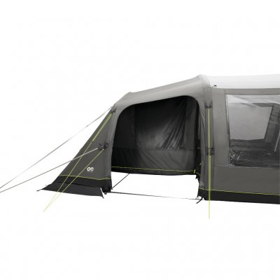 Oppbevaringsområde ved siden av sovekabinen med dører fra utsiden og oppholdsrommet – praktisk og plassbesparende.