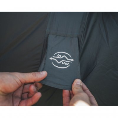 Rigid Air System gjør det enkelt å sette opp teltet på kort tid, og den stabile konstruksjonen tåler selv tøffe værforhold.