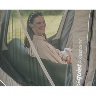 Quick & Quiet-døren med magnetlist gir jevn og stille tilgang til teltet, perfekt for å minimere forstyrrelser.