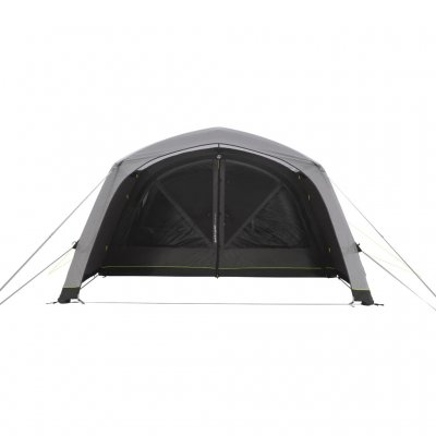 Døren mellom front og stue har magnetlist for enkel åpning og lukking.