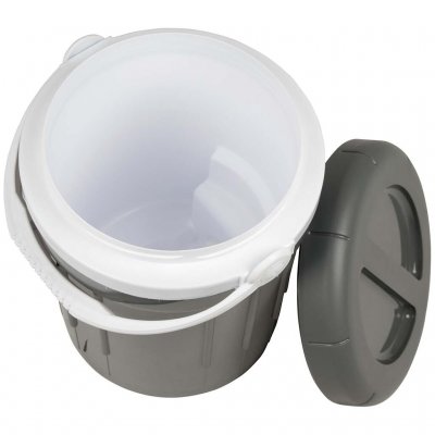 Den romslige kannen gjør det enkelt å servere vann, saft eller andre kalde drikker til hele følget.