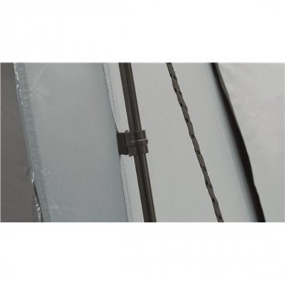 Glasfiberstänger och tältlinor ger bra stabilitet på trädgårdstältet.