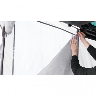 Tältet har gardiner på båda fönstren.