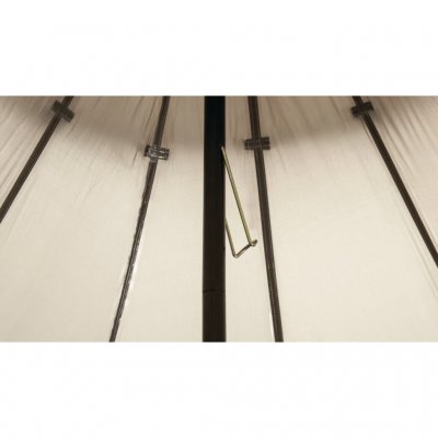 Teleskopisk centrumstång gör tältet lätt att resa.