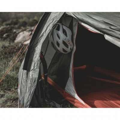 Sarek 1 vestibyle – romslig oppbevaringsplass med krok i taket for oppheng av hjelmer eller utstyr. Perfekt for organisert pakki