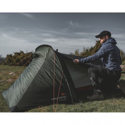 Sarek 2 i naturen – sideinngangen ruller opp for bedre ventilasjon, enkel tilgang og en åpen følelse i teltet