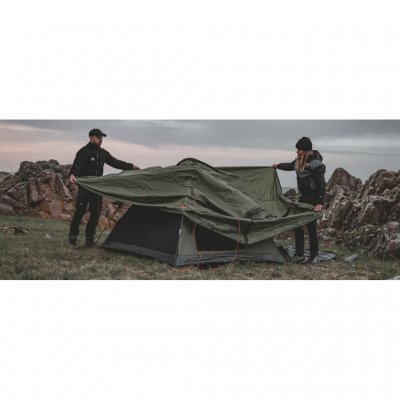 Setesdal 3 kuppeltelt i naturmiljø, to personer setter enkelt sammen teltet med fargekodede stag og staghylser.