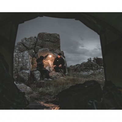 Setesdal 3 kuppeltelt, utsikt ut fra sovehytta mot naturskjønne omgivelser gjennom den åpne teltåpningen.