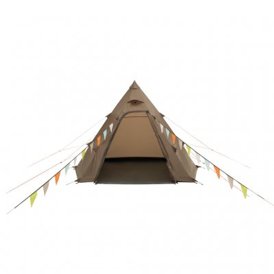 Easy Camp Otra Tipi sett forfra – den åpne døren gir enkel tilgang og inviterer deg inn i et romslig og komfortabelt innemiljø.
