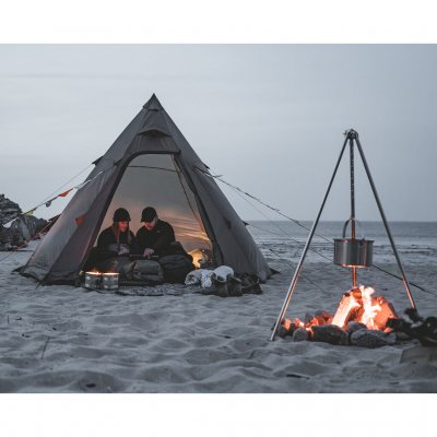 Stemningsfull kveld på Easy Camp Otra Tipi – et varmende bål og naturnære opplevelser skaper den perfekte campingfølelsen.