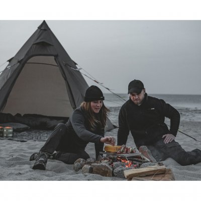 Matlaging under åpen himmel – nyt et deilig utemåltid ved bålet med Easy Camp Otra Tipi som et koselig bakteppe.