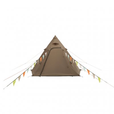 Easy Camp Otra Tipi sett forfra med døren lukket – beskyttende og robust design for en trygg og værbestandig campingopplevelse.