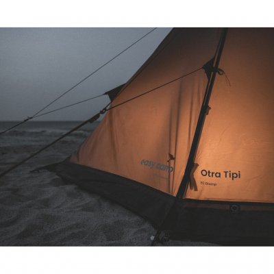 Easy Camp Otra Tipi i kveldslyset – en koselig og innbydende atmosfære for avslappende stunder i naturen.