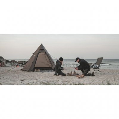 Slapp av ved stranden med Easy Camp Otra Tipi – perfekt for eventyr og koselige stunder i naturen.