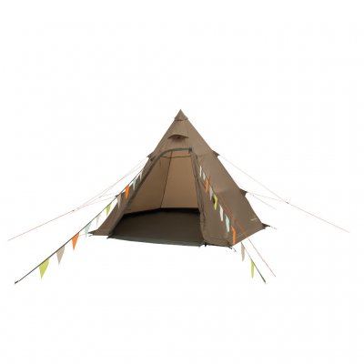 Easy Camp Otra Tipi satt opp og klar – den åpne døren inviterer til et romslig og komfortabelt opphold i naturen.